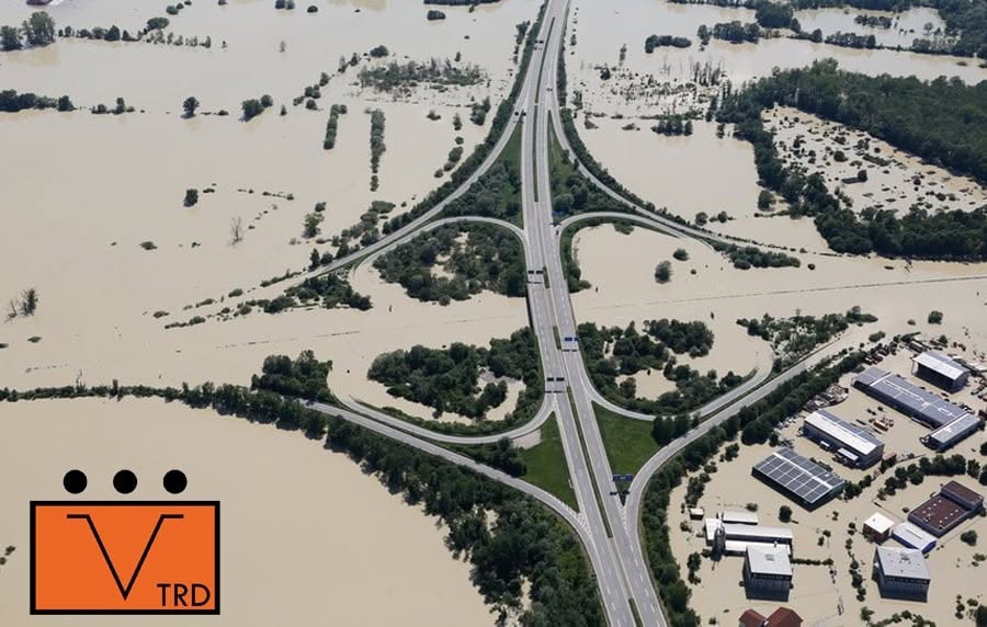 Luftbild einer überfluteten Landschaft mit Autobahnkreuz bei einem Hochwasser